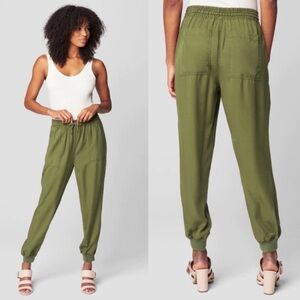 Blank NYC Roll the Dice Green Lightweight Joggers Size M